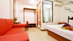 Minibar, in-room safe, free WiFi, linens