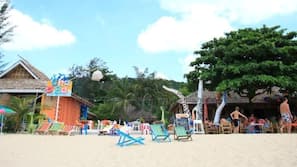 Am Strand, Liegestühle, Sonnenschirme, Strandtücher