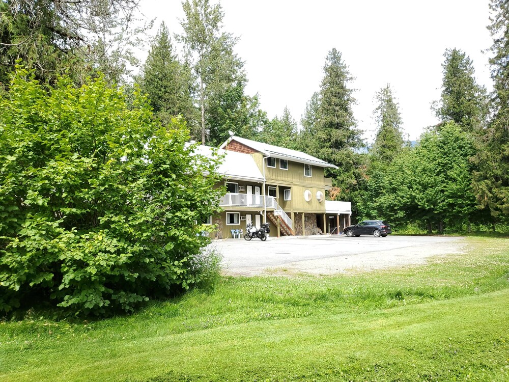 The Hitching Post Motel, Mount Currie: $99 Room Prices & Reviews
