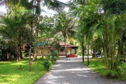 Palm Grove Service Villa in Cochin, India