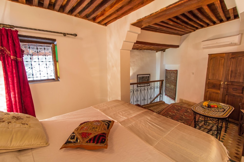 Photo - Dar Labchara