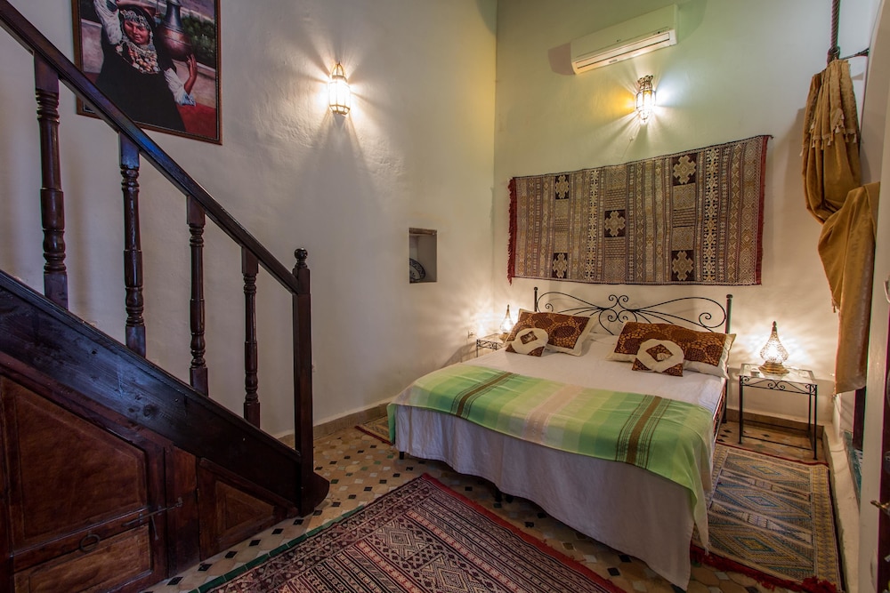 Photo - Dar Labchara