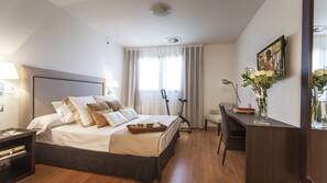 Minibar, coffre-forts dans les chambres, bureau, chambres insonorisées