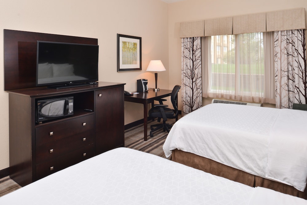 Holiday Inn Express Hotel & Suites Emporia Northwest, an IHG Hotel