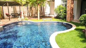 Kolam renang outdoor, dengan kursi berjemur