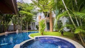 Kolam renang outdoor, dengan kursi berjemur