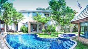 Kolam renang outdoor, dengan kursi berjemur