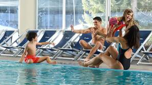Piscina coperta, lettini