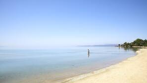 Spiaggia privata, lettini da mare, ombrelloni, teli da spiaggia