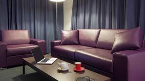 Minibar, una cassaforte in camera, una scrivania, ferro/asse da stiro