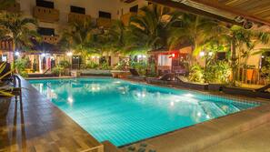 Kolam renang outdoor, dengan kursi berjemur