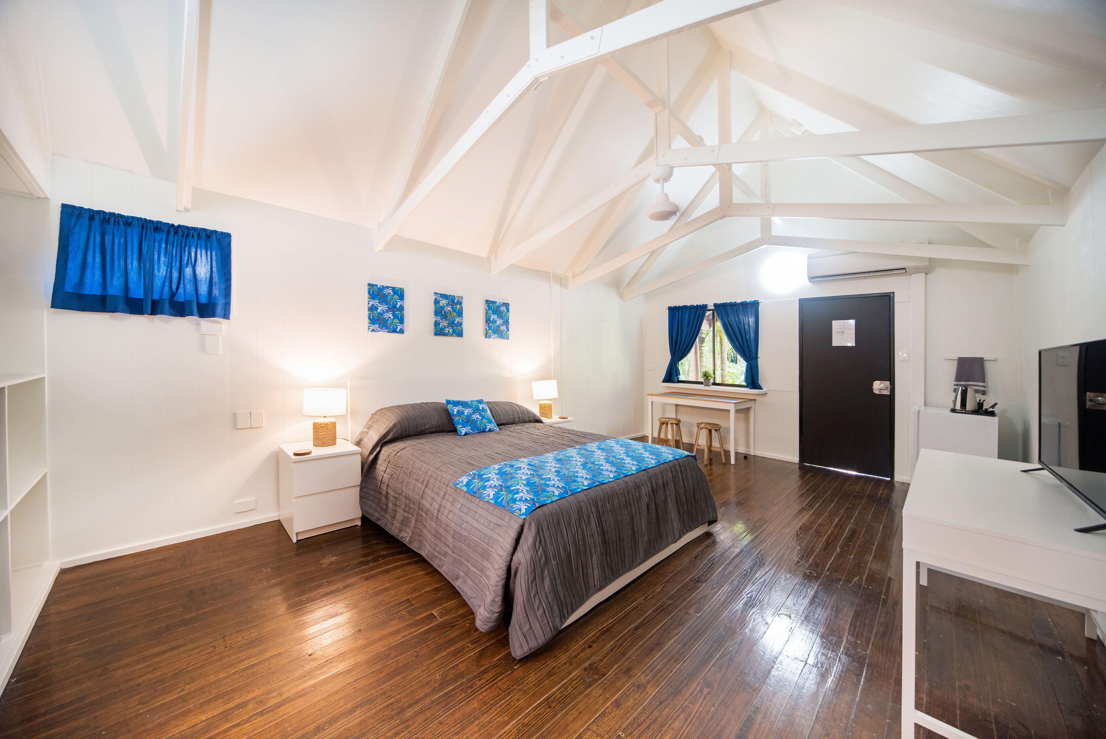 Magnums Airlie Beach