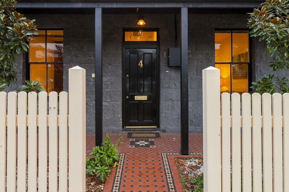 Captain's Retreat Apartments and Cottages