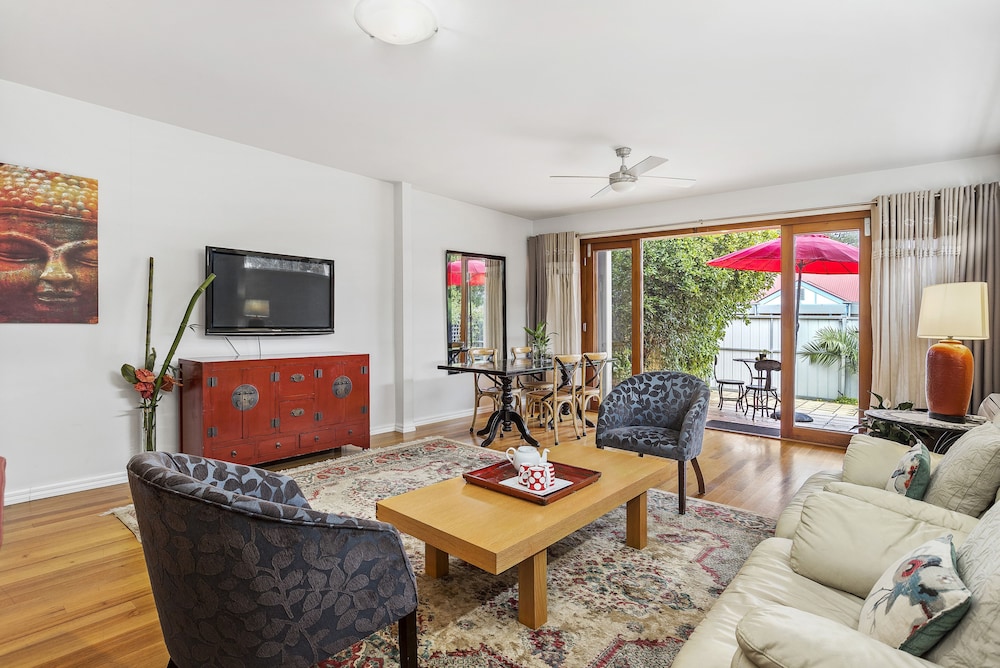 Living area, Captain's Retreat Apartments and Cottages