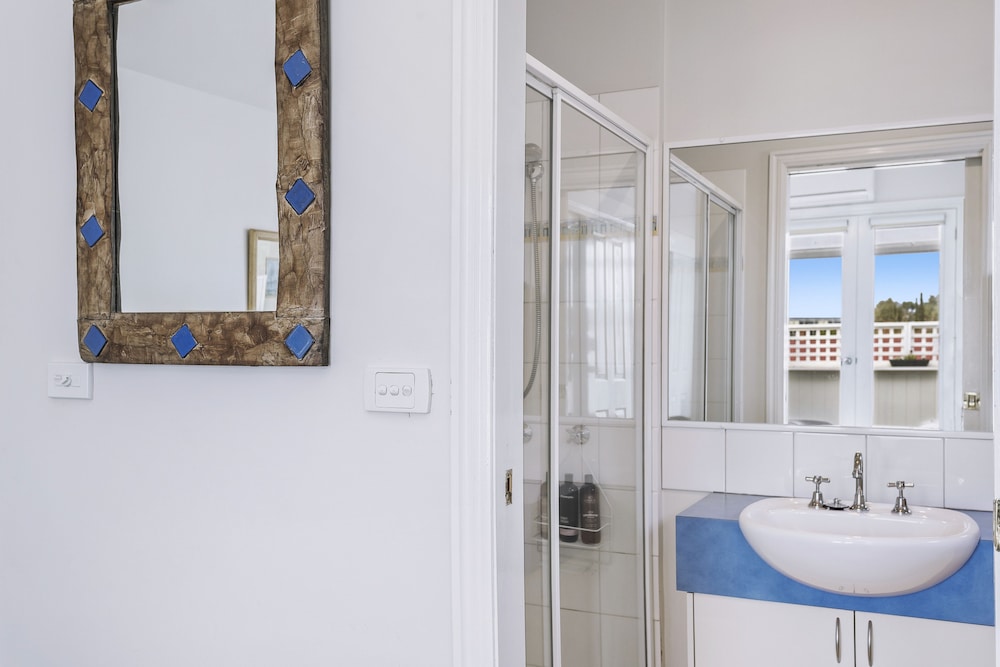 Bathroom, Captain's Retreat Apartments and Cottages