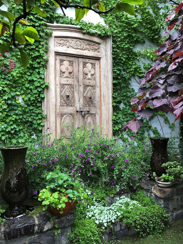 Courtyard, Captain's Retreat Apartments and Cottages