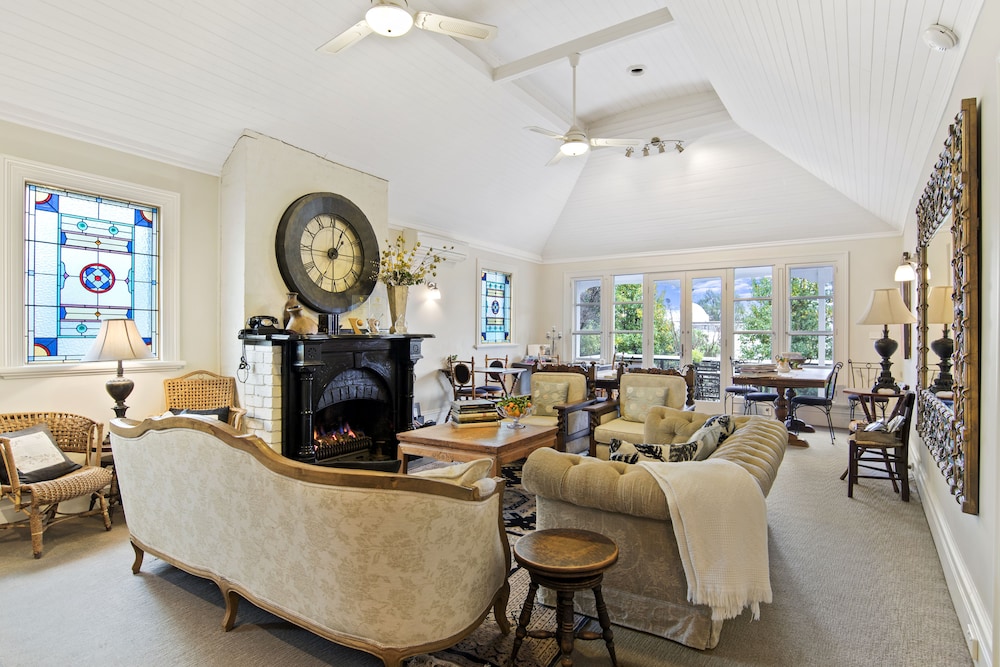 Living area, Captain's Retreat Apartments and Cottages