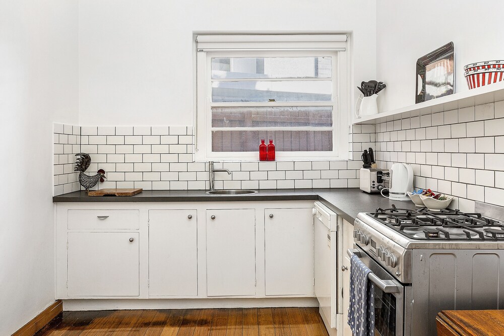 Private kitchen, Captain's Retreat Apartments and Cottages