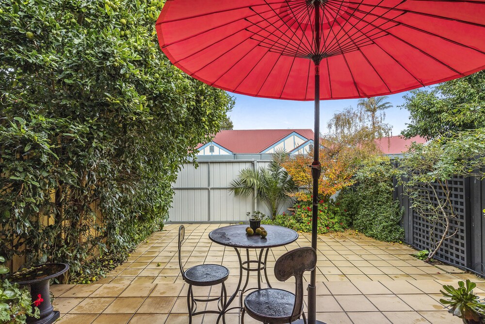 Captain's Retreat Apartments and Cottages