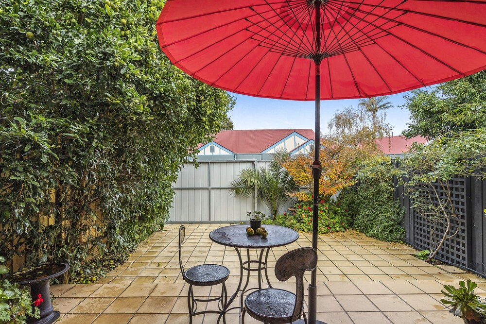 Courtyard view, Captain's Retreat Apartments and Cottages