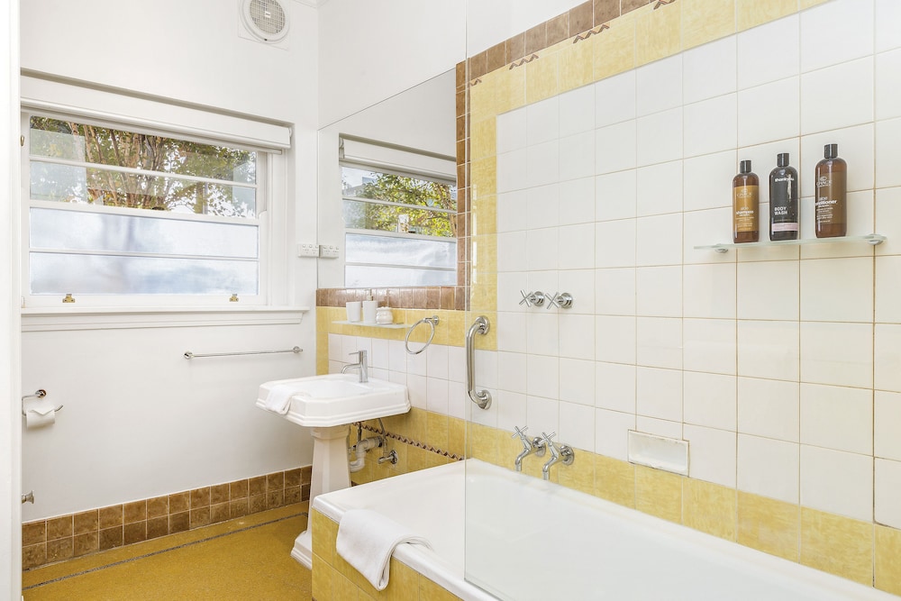 Bathroom, Captain's Retreat Apartments and Cottages