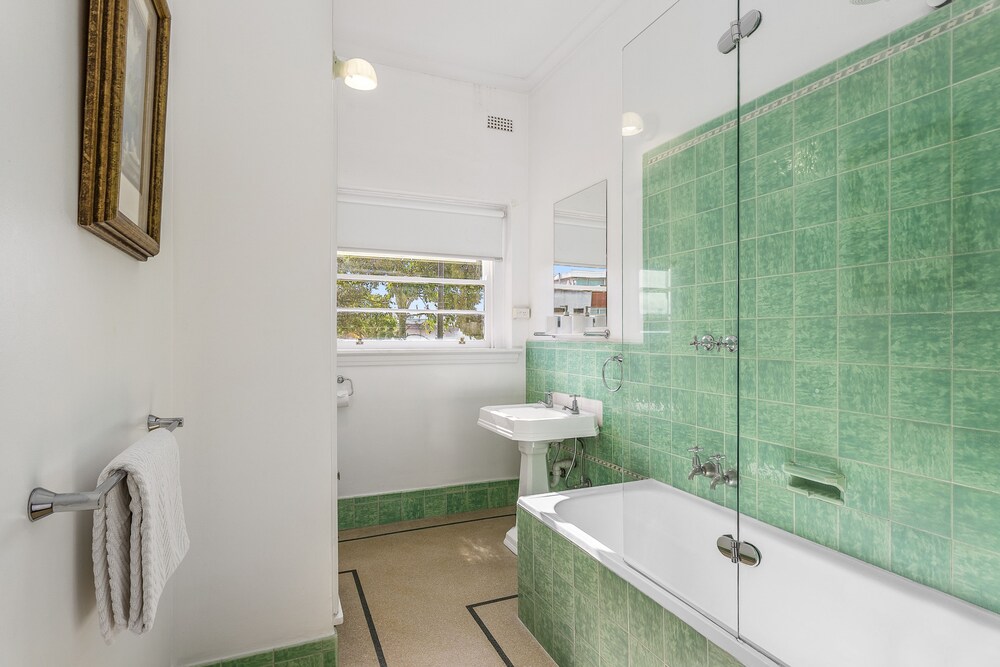 Bathroom, Captain's Retreat Apartments and Cottages