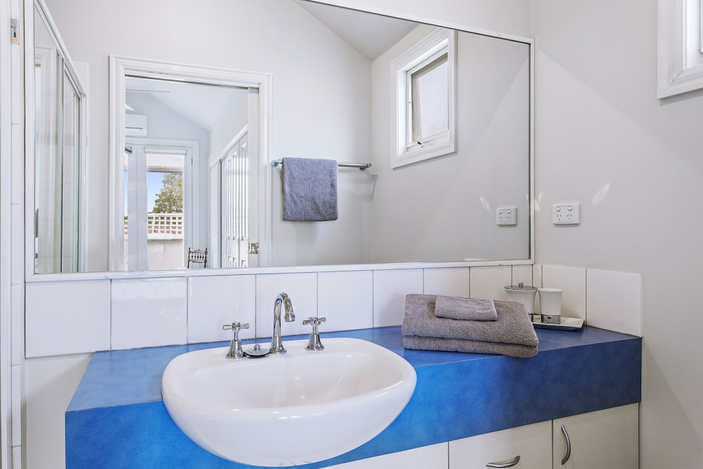 Bathroom, Captain's Retreat Apartments and Cottages