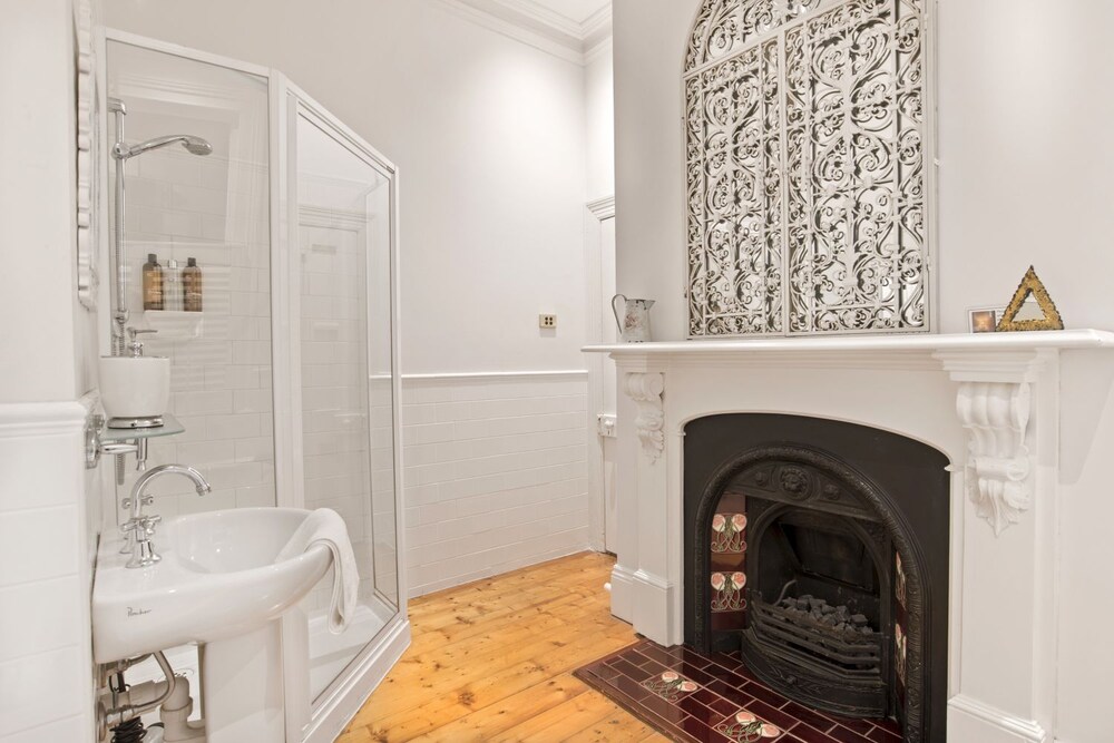 Bathroom, Captain's Retreat Apartments and Cottages