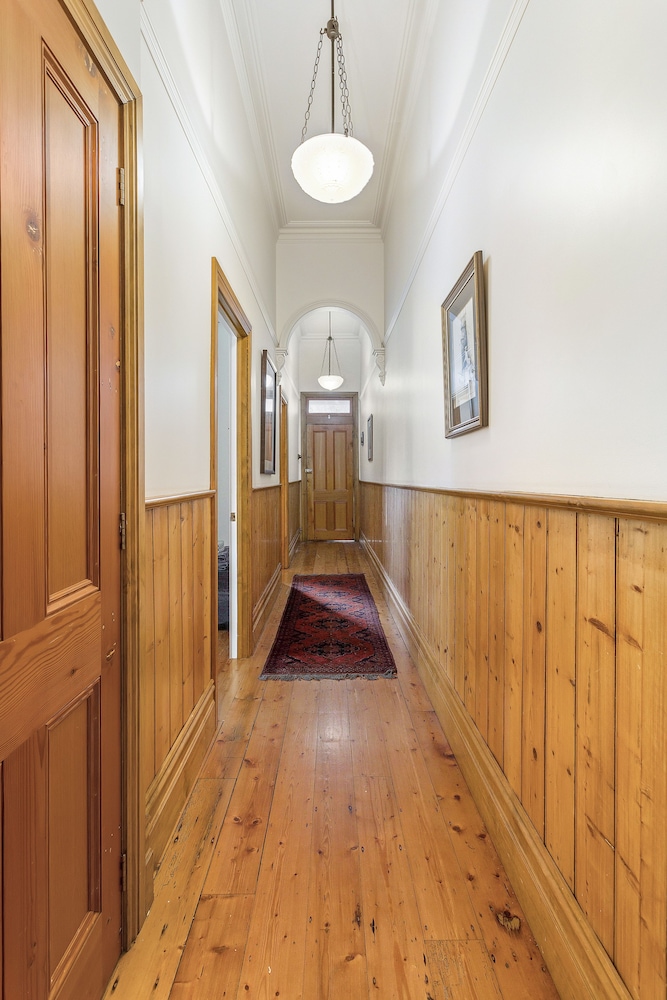 Captain's Retreat Apartments and Cottages
