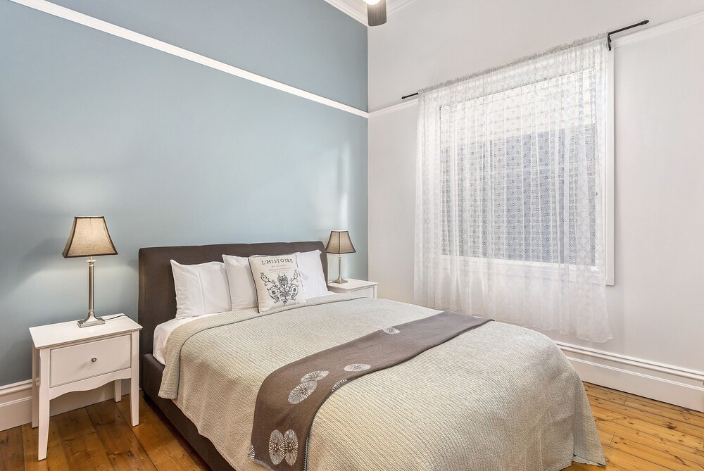 Captain's Retreat Apartments and Cottages