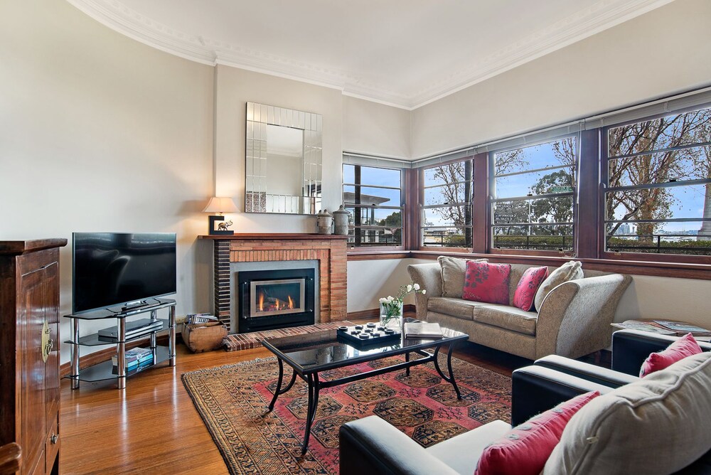 Captain's Retreat Apartments and Cottages