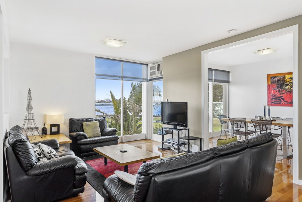 Captain's Retreat Apartments and Cottages