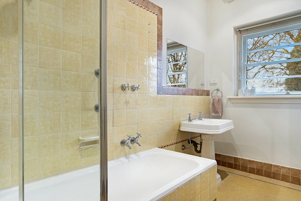 Bathroom, Captain's Retreat Apartments and Cottages