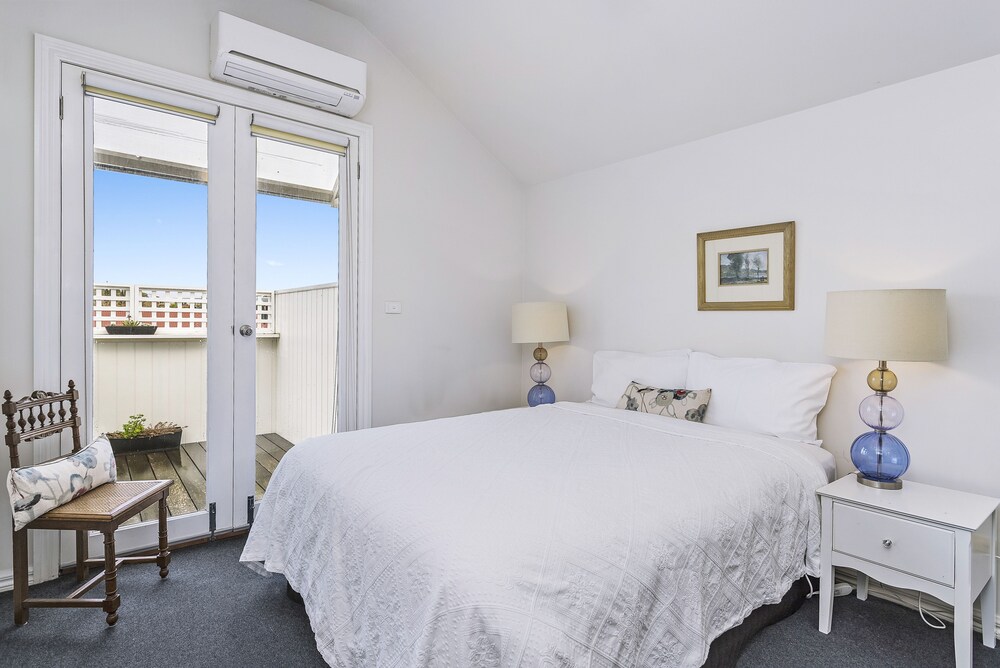 Captain's Retreat Apartments and Cottages