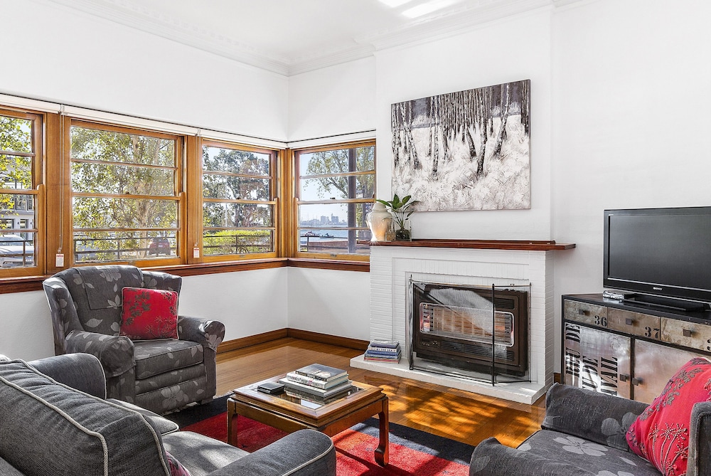 Living area, Captain's Retreat Apartments and Cottages