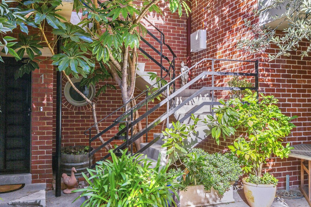 Courtyard view, Captain's Retreat Apartments and Cottages