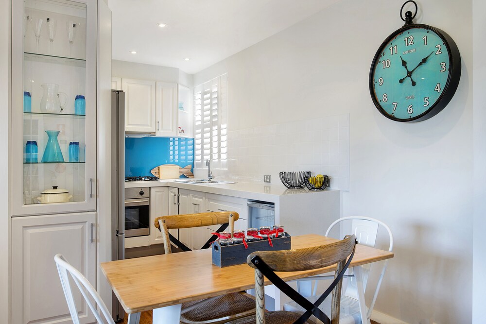 Captain's Retreat Apartments and Cottages