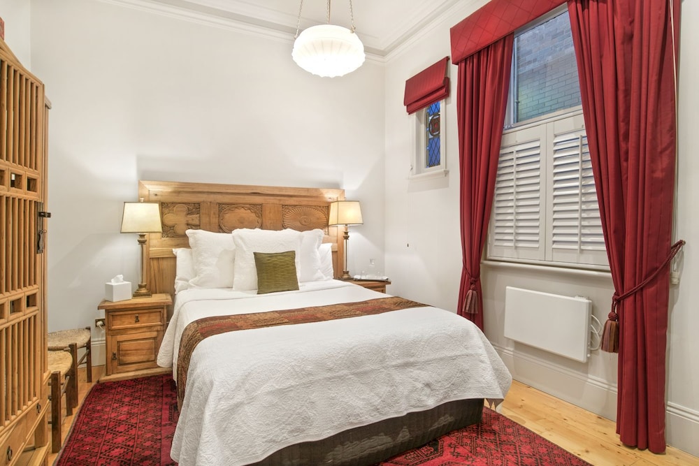 Captain's Retreat Apartments and Cottages