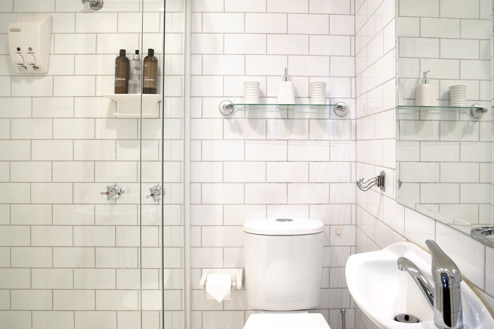 Bathroom, Captain's Retreat Apartments and Cottages