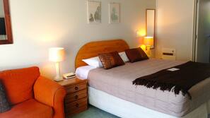 In-room safe, laptop workspace, iron/ironing board, free WiFi