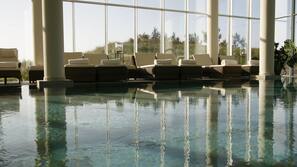 Innenpool, geöffnet von 07:00 Uhr bis 21:00 Uhr, Liegestühle