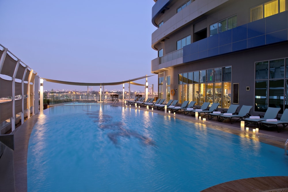 Outdoor pool, DAMAC Maison Mall Street