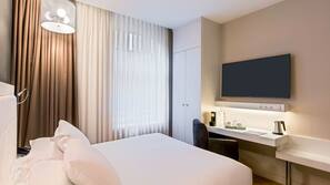 1 bedroom, premium bedding, in-room safe, desk