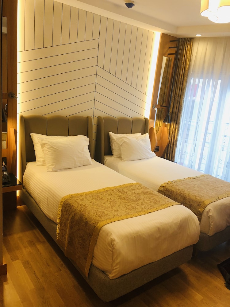 Photo - Maywood Hotel