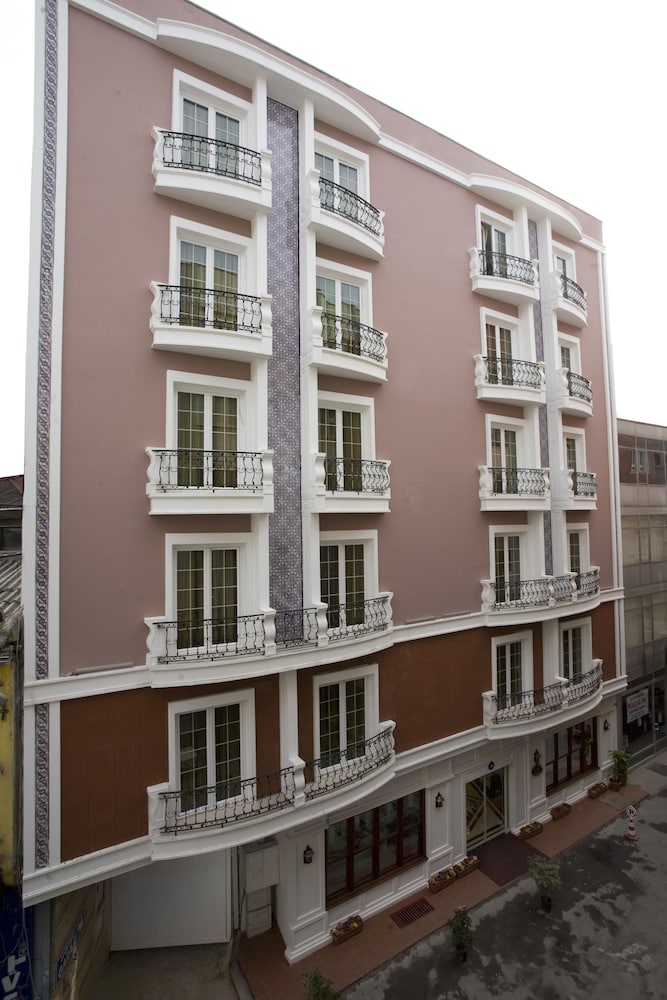 Photo - Maywood Hotel