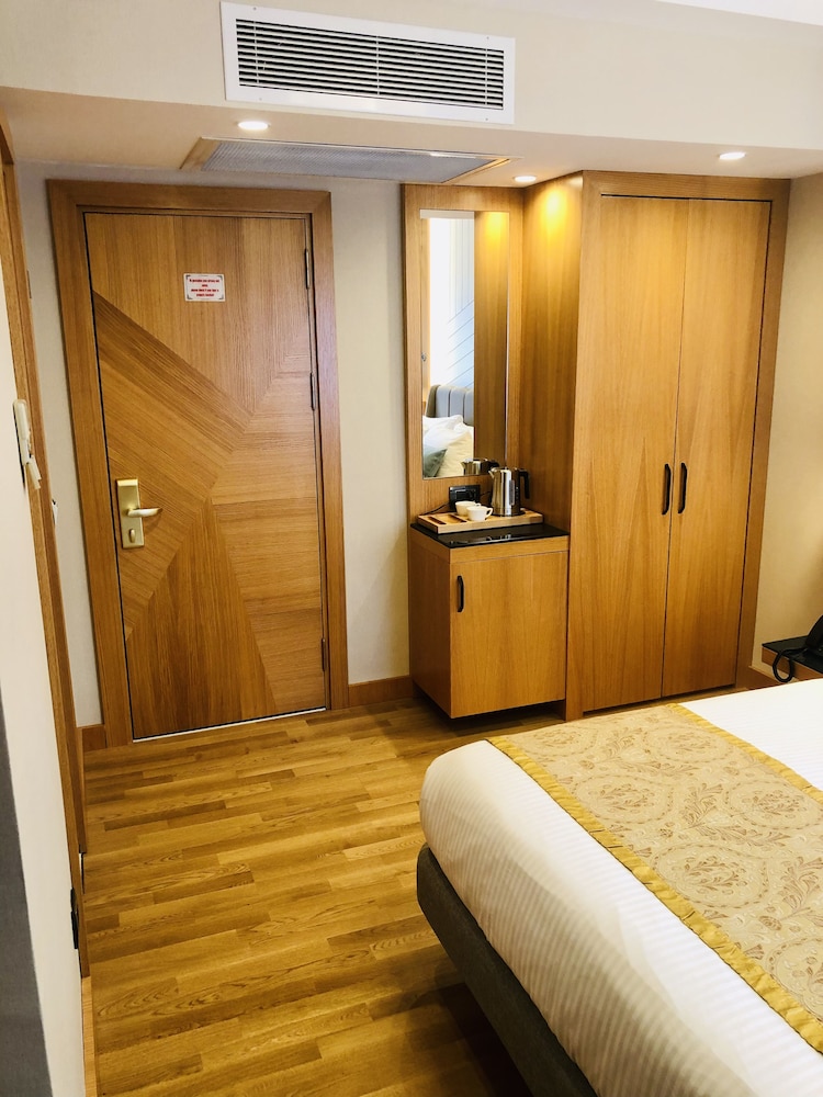 Photo - Maywood Hotel