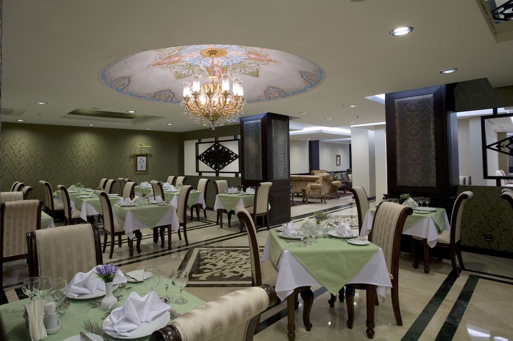 Photo - Maywood Hotel