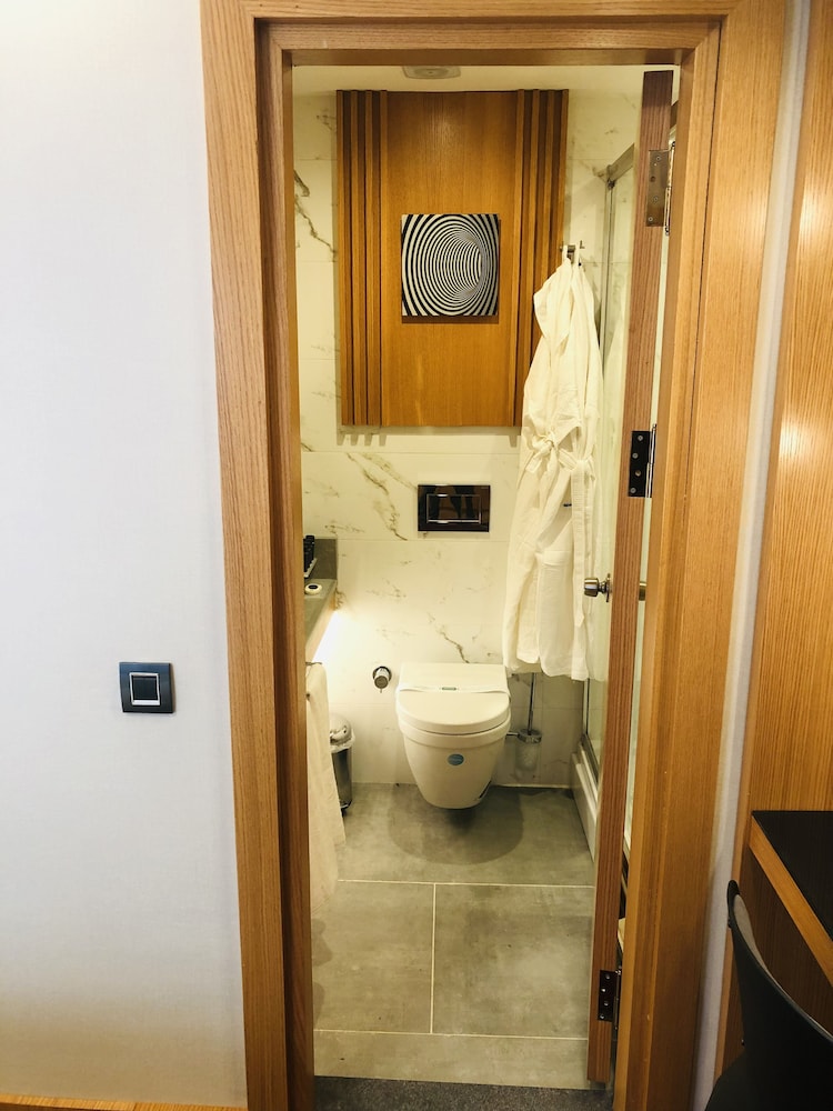 Photo - Maywood Hotel