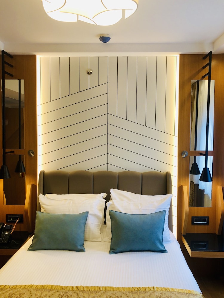 Photo - Maywood Hotel