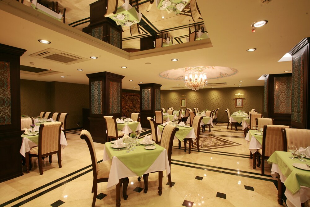 Photo - Maywood Hotel